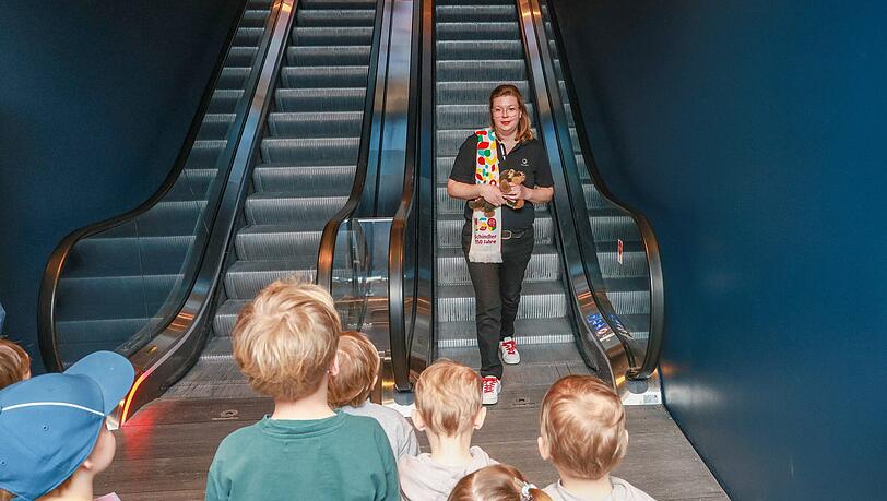 Hanna Moritz bei ausgeschalteter Rolltreppe. Ohne offene Schuhbänder lautet eine Regel. Hanna Moritz bei ausgeschalteter Rolltreppe. Ohne offene Schuhbänder lautet eine Regel.