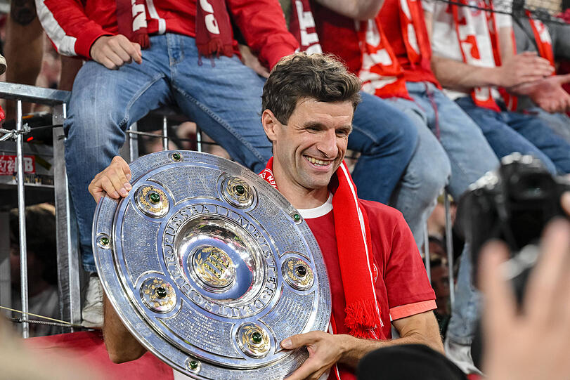 Thomas Müller mit der Schale vor der Südkurve.