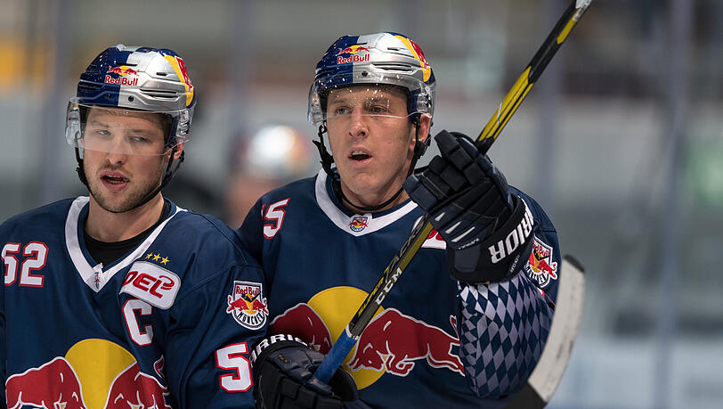 Szene aus der Saison 2018/19: Jason Jaffray (r.) mit dem damaligen und heutigen EHC-Kapit&auml;n Patrick Hager.