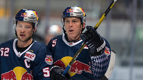 Szene aus der Saison 2018/19: Jason Jaffray (r.) mit dem damaligen und heutigen EHC-Kapit&auml;n Patrick Hager.