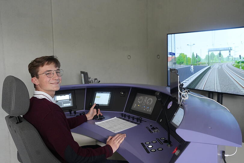 Azubi Felix &uuml;bt das S-Bahnfahren am Simulator.