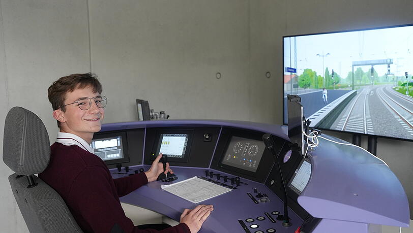 Azubi Felix übt das S-Bahnfahren am Simulator. Azubi Felix übt das S-Bahnfahren am Simulator.