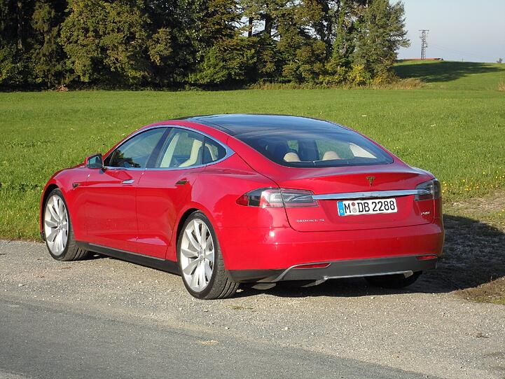 Ein Bild von einem Auto - das Model S von Tesla. Außen wie innen (am Riesen-Touchscreen) zeigt es, wie die Autozukunft ausschauen kann.