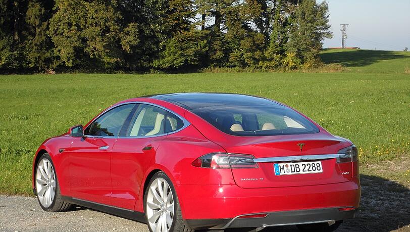 Ein Bild von einem Auto - das Model S von Tesla. Außen wie innen (am Riesen-Touchscreen) zeigt es, wie die Autozukunft ausschauen kann. Ein Bild von einem Auto - das Model S von Tesla. Außen wie innen (am Riesen-Touchscreen) zeigt es, wie die Autozukunft ausschauen kann.