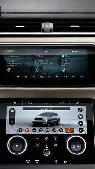 Das Infotainment-System der neuesten Generation bedient der Fahrer über zwei Touchscreens.