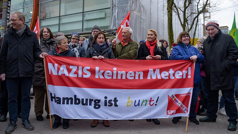 SPD-Mitglieder nehmen bei einer Gegendemonstration zur Kundgebung "Merkel muss weg!" mit einem Plakat mit der Aufschrift "Nazis keinen MEter! Hamburg ist bunt!" teil.