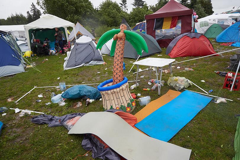 Regenschauer verwüsten das Festival-Gelände von "Rock am Ring" am Donnerstag. Danach beruhigt sich die Wetterlage und die Party kann beginnen.