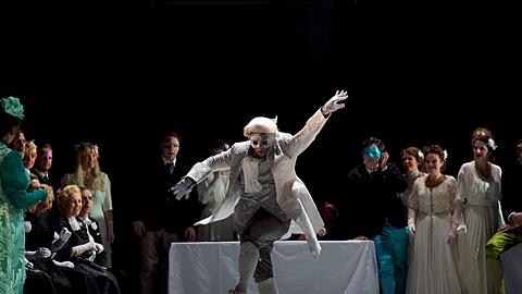 Hans Werner Henzes "Der junge Lord" in der Inszenierung von Brigitte Fassbaender im Gärtnerplatztheater.