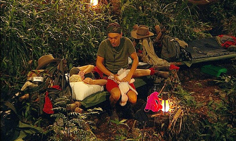 Julian hält sich das Kuscheltier zwischen die Beine.