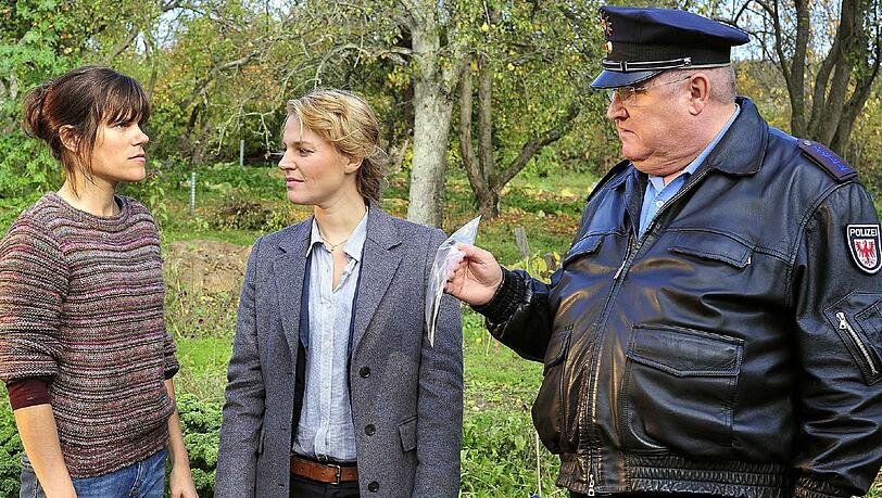 Kriminalhauptkommissarin Olga Lenski (Maria Simon, Mitte) und Polizeihauptmeister Krause (Horst Krause) zeigen Ruth Leiberg (Fritzi Haberland) belastendes Material. Kriminalhauptkommissarin Olga Lenski (Maria Simon, Mitte) und Polizeihauptmeister Krause (Horst Krause) zeigen Ruth Leiberg (Fritzi Haberland) belastendes Material.