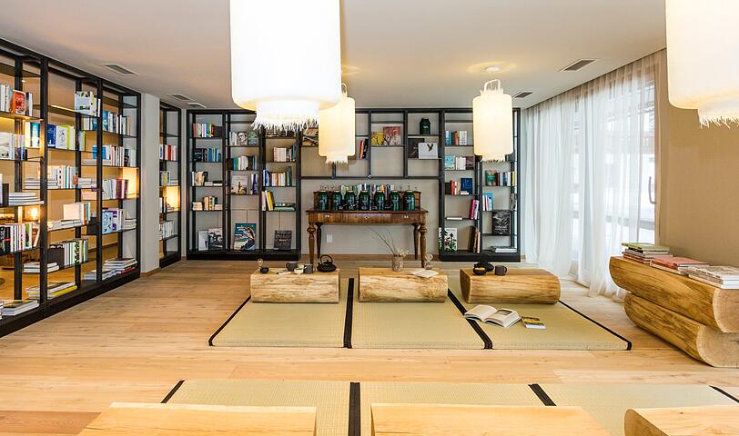 Das Natur-Designhotel SILENA im Hochtal Vals liegt unmittelbar an einer Langlaufloipe und nahe der Talstation. Neu eröffnet im Dezember 2017 bietet das stylishe Haus mit Feng Shui inspirierter Architektur eine Auszeit für Genießer und Entdecker.
