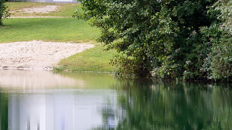 Ein Spaziergänger entdeckte in einem Weiher in Rottenburg eine Leiche. (Symbolbild)