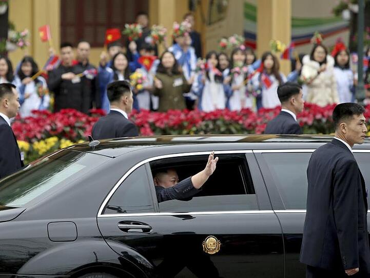 Leibwächter begleiten in Dong Dang die Limousine von Kim Jong Un.