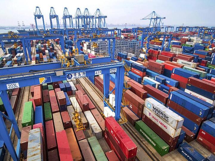 Containerterminal im chinesischen Qingdao.
