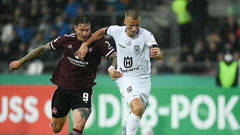 Nürnbergs Manuel Schäffler (l) und Ulms Adrian Beck kämpfen um den Ball.