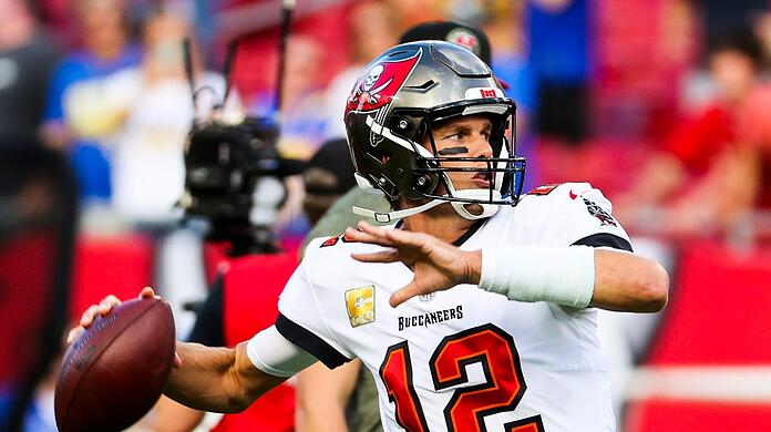 Tampa Bay Buccaneers-Quarterback Tom Brady wärmt sich vor einem Spiel auf.