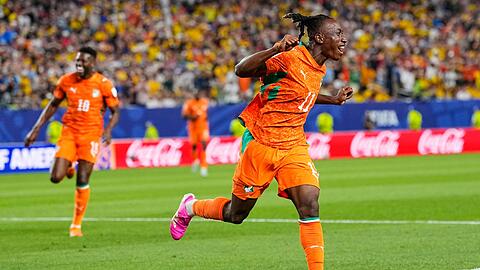 Deutschlands n&auml;chster WM-Gegner Elfenbeink&uuml;ste bejubelt einen Sieg gegen Ecuador.