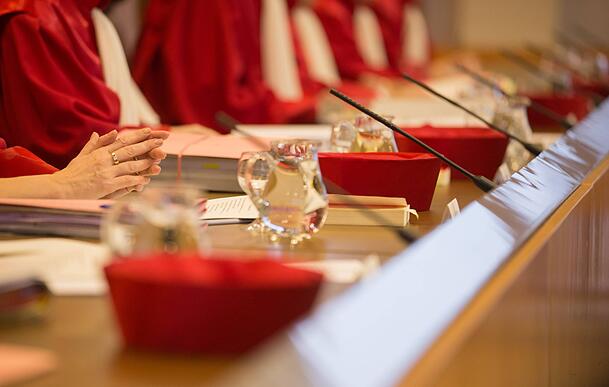 Die Richterinnen und Richter leiten eine mündliche Verhandlung am Bundesverfassungsgericht in Karlsruhe. Die Richterinnen und Richter leiten eine mündliche Verhandlung am Bundesverfassungsgericht in Karlsruhe.