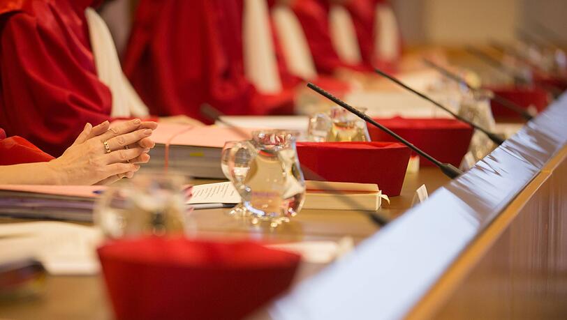 Die Richterinnen und Richter leiten eine mündliche Verhandlung am Bundesverfassungsgericht in Karlsruhe. Die Richterinnen und Richter leiten eine mündliche Verhandlung am Bundesverfassungsgericht in Karlsruhe.