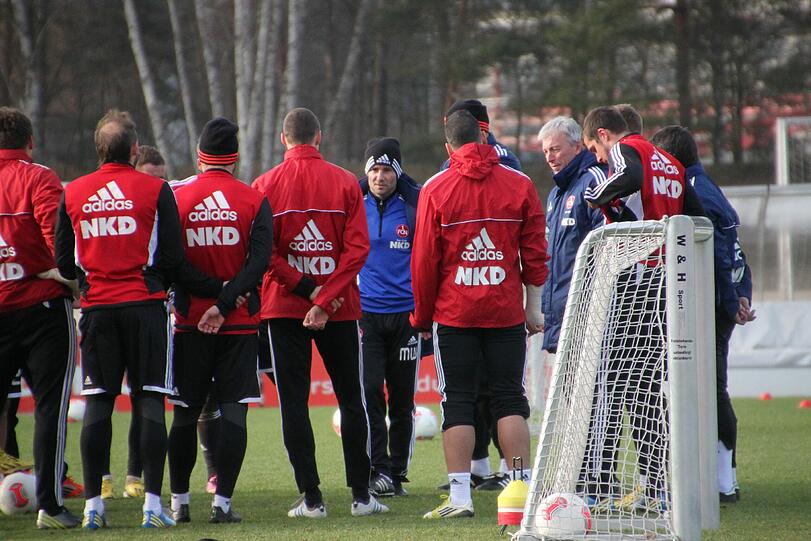 Vor der Einheit trommelt Coach Wiesinger die Mannschaft zusammen.