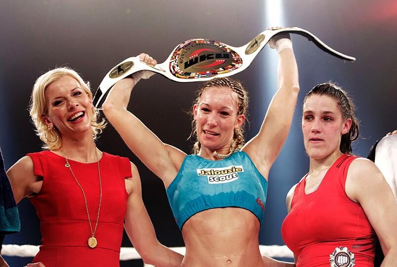 Eva Habermann ehrt Siegerin Christine Theiss, rechts: Cathy Le Mee