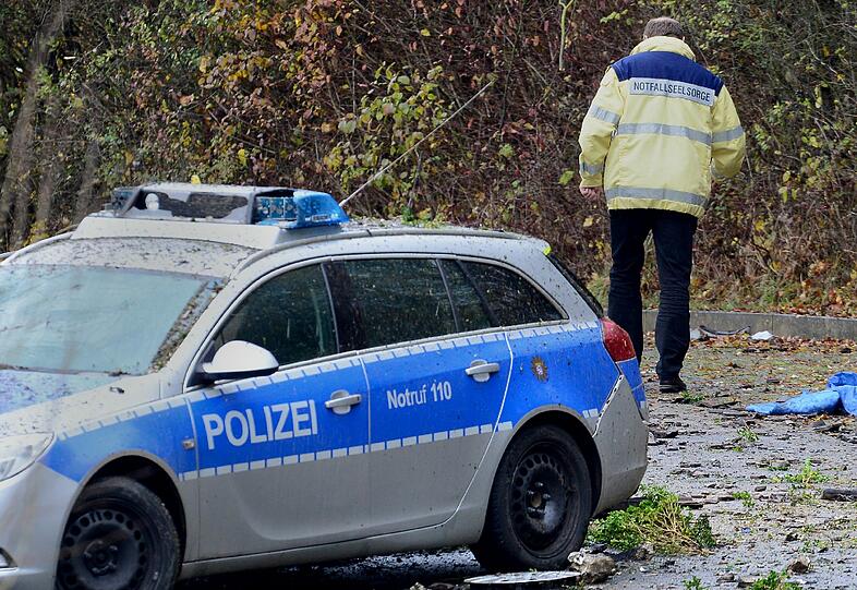 Nach der Explosion untersuchen Experten des LKA die Unglücksstelle.