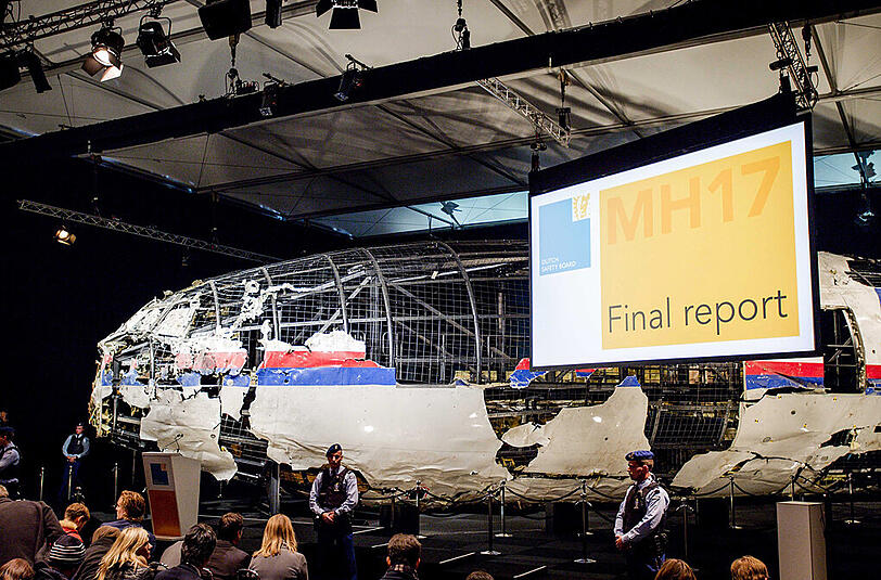 Teile des Flugzeugs wurden an einem Modell rekosntruiert und während der Präsentation des Abschlussberichts zu Flug MH17 gezeigt.