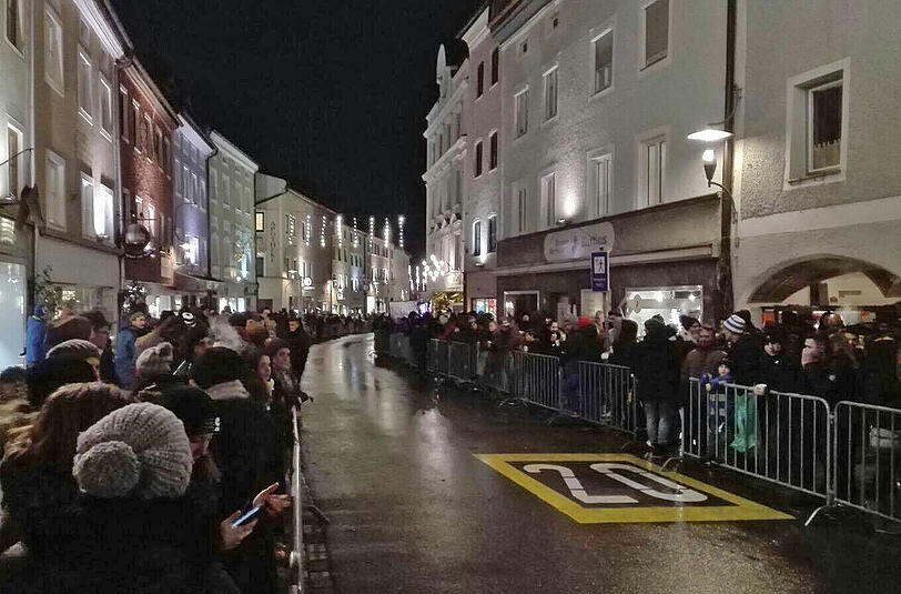 Der traditionelle Perchtenlauf in Teisendorf: Die Zuschauer warten auf die Schauergestalten.