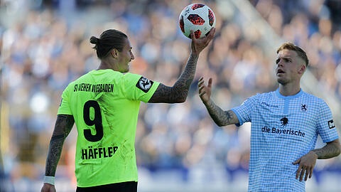 Begegnung im Hinspiel (1:2): Ex-Löwe Manuel Schäffler, jetzt Wehen Wiesbaden, und Daniel Wein vom TSV 1860 (rechts).
