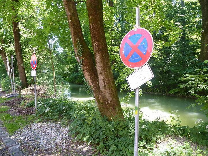 Auch ohne Schild ersichtlich: Der Grünstreifen bietet nicht genügend Platz zum Parken.