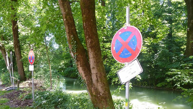 Auch ohne Schild ersichtlich: Der Grünstreifen bietet nicht genügend Platz zum Parken. Auch ohne Schild ersichtlich: Der Grünstreifen bietet nicht genügend Platz zum Parken.