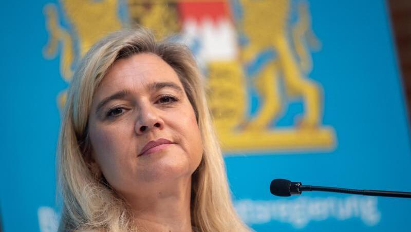 Bayerns Gesundheitsministerin Melanie Huml (CSU) nimmt an einer Pressekonferenz teil. Foto: Peter Kneffel/dpa/Archivbild Bayerns Gesundheitsministerin Melanie Huml (CSU) nimmt an einer Pressekonferenz teil. Foto: Peter Kneffel/dpa/Archivbild