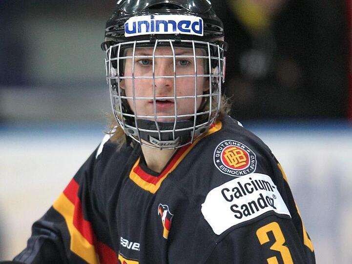Die ehemalige Eishockey-Nationalspielerin Sophie Kratzer auf dem Eis. Foto: Karl-Josef Hildenbrand/dpa/Archivbild