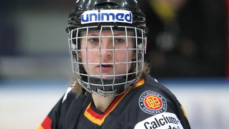 Die ehemalige Eishockey-Nationalspielerin Sophie Kratzer auf dem Eis. Foto: Karl-Josef Hildenbrand/dpa/Archivbild Die ehemalige Eishockey-Nationalspielerin Sophie Kratzer auf dem Eis. Foto: Karl-Josef Hildenbrand/dpa/Archivbild