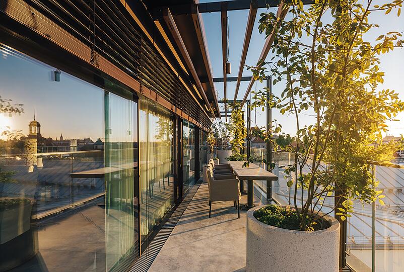 Die Dachterrasse erstreckt sich über drei Seiten der "Penthouse Garden Suite".