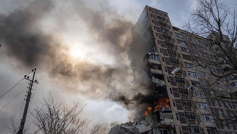 Ein Gebäude im ukrainischen Awdijiwka brennt nach einem Luftangriff.