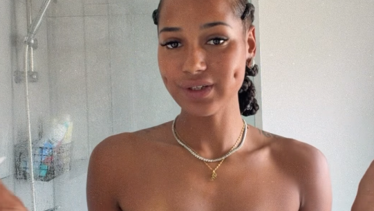 Nach dem Eingriff zeigt Brenda Brinkmann ihre Gr&uuml;bchen.