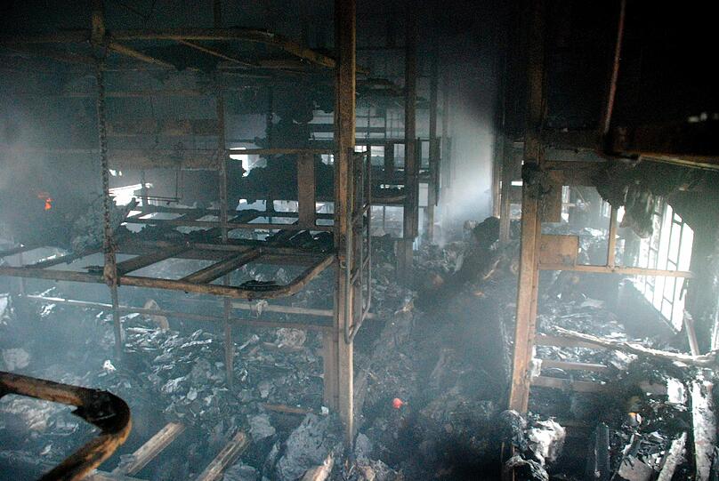Vermutlich ein elektrischer Kurzschluss hat einen Waggon eines indischen Personenzuges in eine Flammenhölle
verwandelt, in der 47 Menschen umkamen. Das teilte ein Bahnsprecher im indischen Unionsland Andhra Pradesh mit. 28 Fahrgäste seien am Montag mit Verbrennungen in Krankenhäuser gebracht worden.