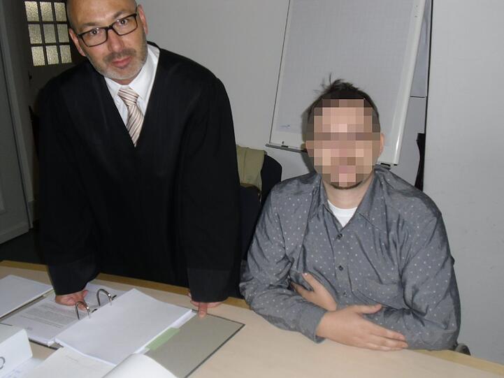 Sebastian S. mit seinem Anwalt.