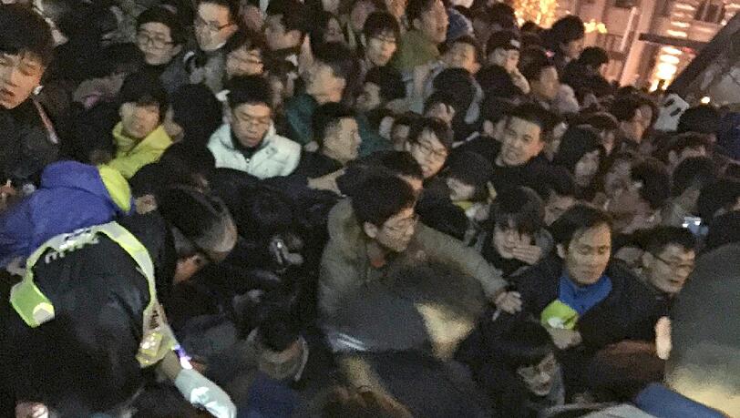 Panik in Shanghai - 25 Miunuten vor Mitternacht flog das Falschgeld.