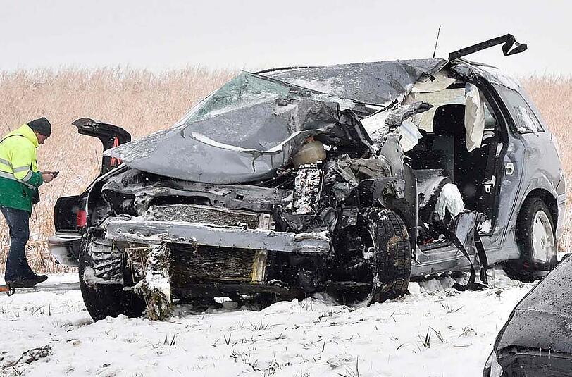 Bilder vom Verkehrsunfall in Dorfen, bei dem ein Autofahrer ums Leben kam. Nach einem Zusammenstoß mit einem Lkw starb der Mann noch am Unfallort.