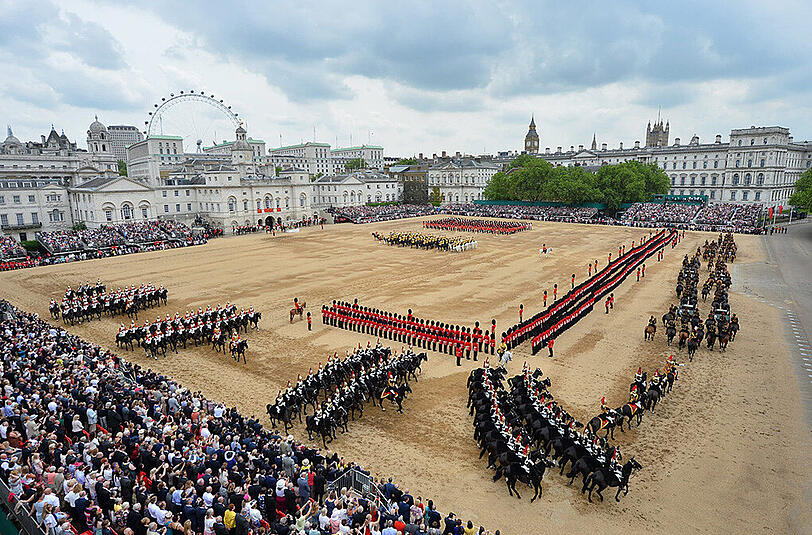 Mit einer farbenprächtigen Militärparade im Herzen Londons feiert Großbritannien den 90. Geburtstag von Königin Elizabeth II. Eine der Wachen verließen dabei die Kräfte - er kollabierte. Die Bilder...