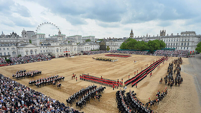 Mit einer farbenprächtigen Militärparade im Herzen Londons feiert Großbritannien den 90. Geburtstag von Königin Elizabeth II. Eine der Wachen verließen dabei die Kräfte - er kollabierte. Die Bilder... Mit einer farbenprächtigen Militärparade im Herzen Londons feiert Großbritannien den 90. Geburtstag von Königin Elizabeth II. Eine der Wachen verließen dabei die Kräfte - er kollabierte. Die Bilder...