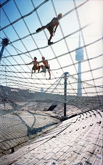 Spinnennetz: Bauarbeiter montieren das Zeltdach des Olympiastadions.