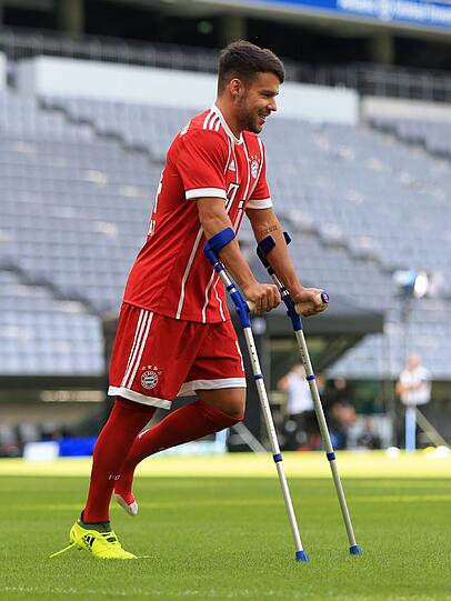 Der derzeit verletzte Juan Bernat kam auf Krücken.