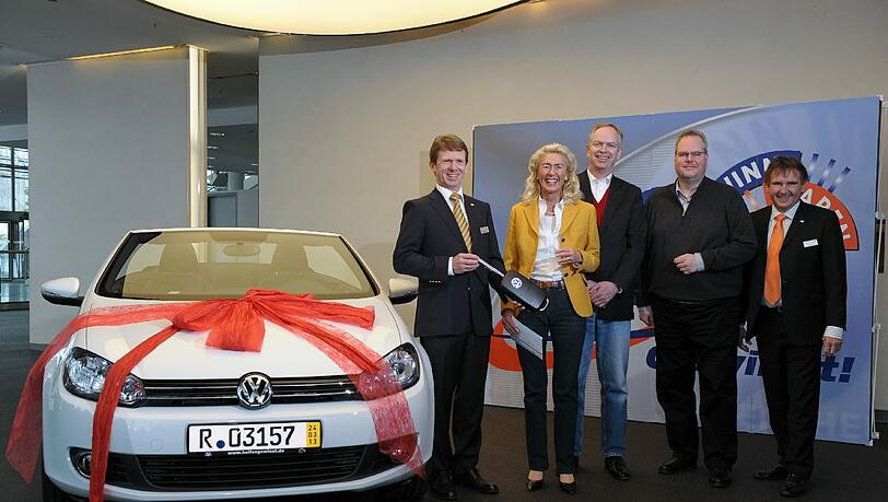 Bei der Gewinn-Übergabe (v. l.): Thomas Stegmann, Vorsitzender des Gewinnsparvereins Bayern, Gewinnerin Reinhilde Heinemann und ihr Mann Dr. Wolfgang Heinemann, Stephan Wendt, Geschäftsstellenleiter der Münchner Bank in Solln, Thomas Pohl, Geschäftsführender Vorstand des Gewinnsparvereins Bayern. Bei der Gewinn-Übergabe (v. l.): Thomas Stegmann, Vorsitzender des Gewinnsparvereins Bayern, Gewinnerin Reinhilde Heinemann und ihr Mann Dr. Wolfgang Heinemann, Stephan Wendt, Geschäftsstellenleiter der Münchner Bank in Solln, Thomas Pohl, Geschäftsführender Vorstand des Gewinnsparvereins Bayern.
