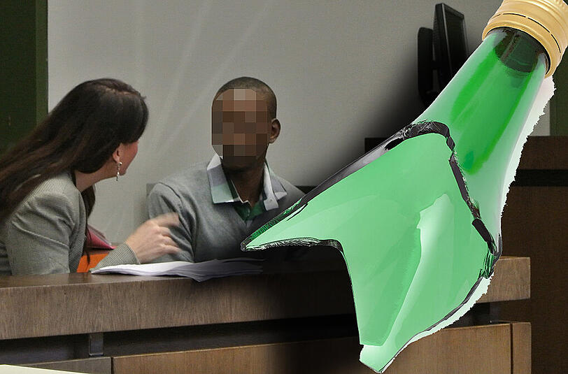 Der Angeklagte Mahamed S. im Münchner Landgerichtssaal. Neben ihm sitzt die Dolmetscherin. Hinten Anwältin Garina Hamel. Mit so einer abgeschlagenen Weinflasche geht der 20-jährige Mahamed S. auf einen Sicherheitsmann los und sticht zu. Jetzt drohen ihm zehn Jahre Jugendhaft.