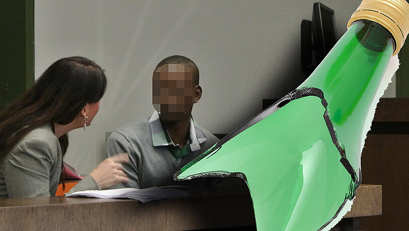 Der Angeklagte Mahamed S. im Münchner Landgerichtssaal. Neben ihm sitzt die Dolmetscherin. Hinten Anwältin Garina Hamel. Mit so einer abgeschlagenen Weinflasche geht der 20-jährige Mahamed S. auf einen Sicherheitsmann los und sticht zu. Jetzt drohen ihm zehn Jahre Jugendhaft. Der Angeklagte Mahamed S. im Münchner Landgerichtssaal. Neben ihm sitzt die Dolmetscherin. Hinten Anwältin Garina Hamel. Mit so einer abgeschlagenen Weinflasche geht der 20-jährige Mahamed S. auf einen Sicherheitsmann los und sticht zu. Jetzt drohen ihm zehn Jahre Jugendhaft.
