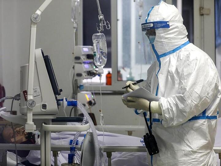 Ein medizinischer Mitarbeiter im Jinyintan-Krankenhaus in der zentralchinesischen Provinz Hubei bei der Arbeit.