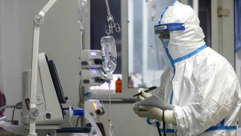 Ein medizinischer Mitarbeiter im Jinyintan-Krankenhaus in der zentralchinesischen Provinz Hubei bei der Arbeit. Ein medizinischer Mitarbeiter im Jinyintan-Krankenhaus in der zentralchinesischen Provinz Hubei bei der Arbeit.